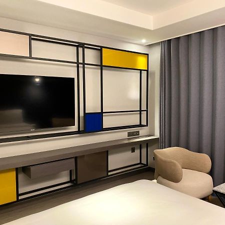 Hotel Avenue Changwon Bagian luar foto