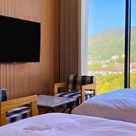 Hotel Avenue Changwon Bagian luar foto