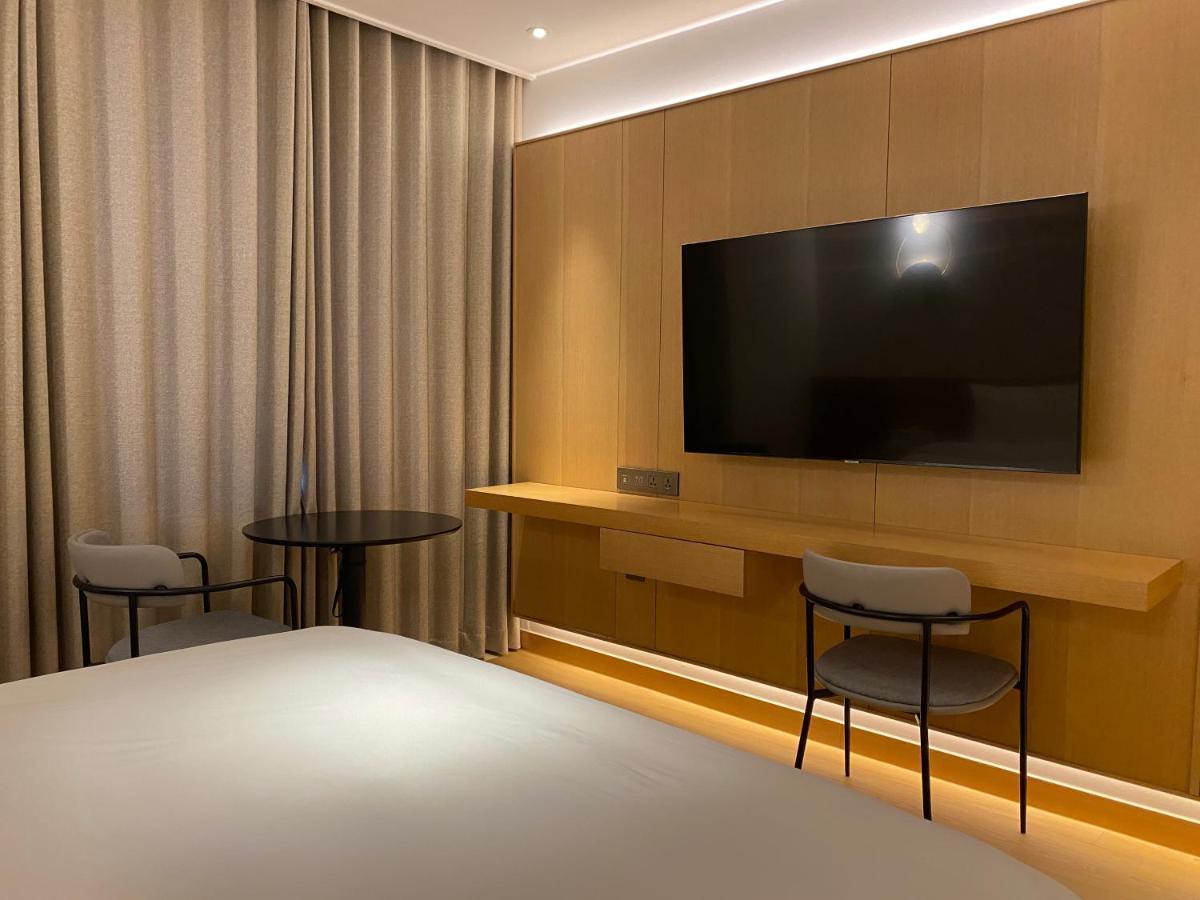 Hotel Avenue Changwon Bagian luar foto