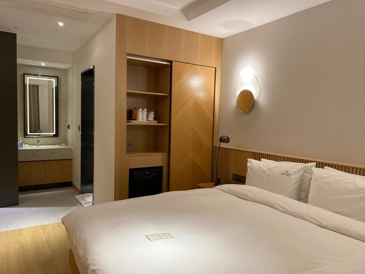 Hotel Avenue Changwon Bagian luar foto