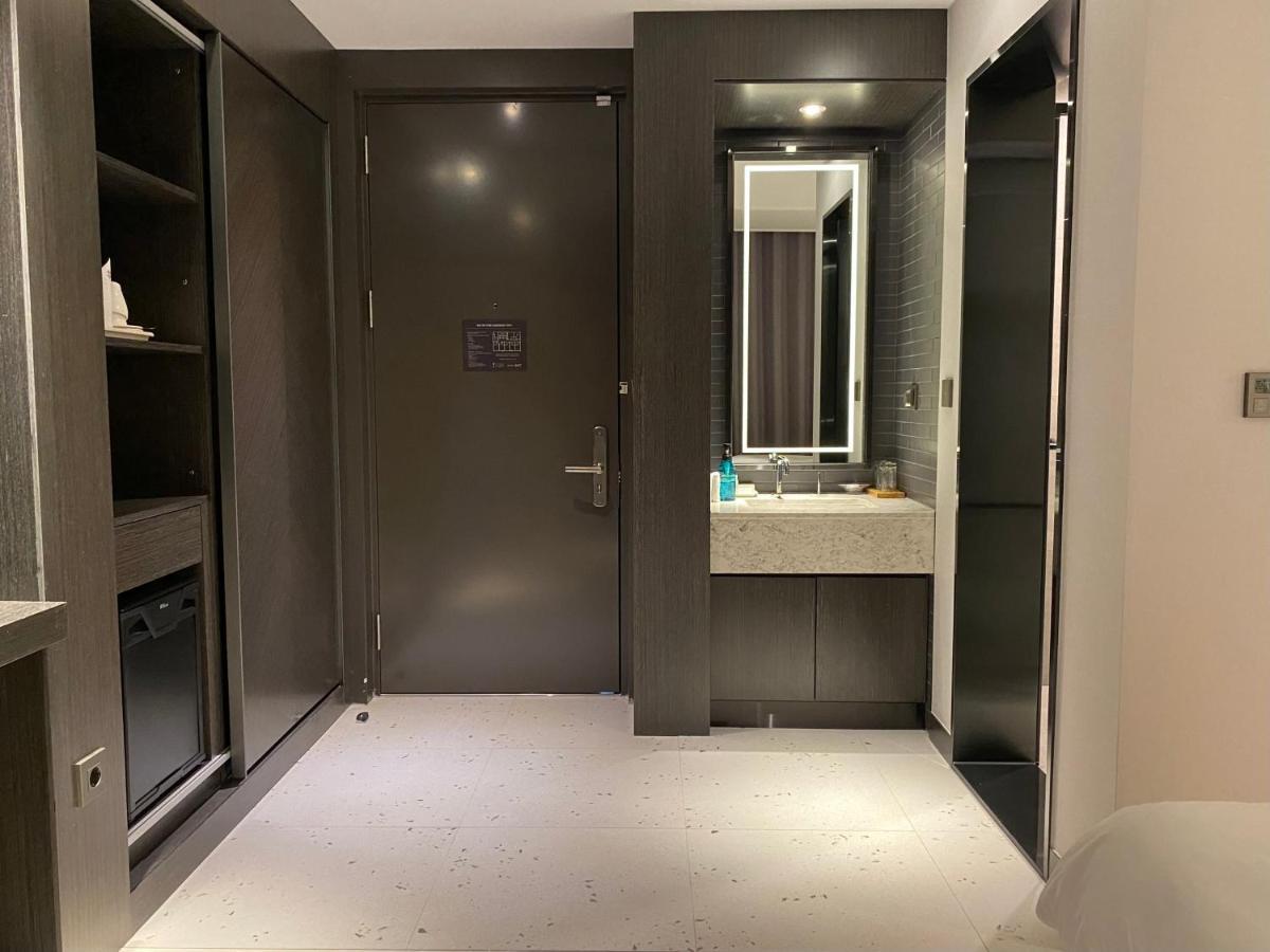Hotel Avenue Changwon Bagian luar foto
