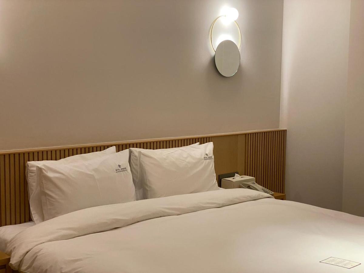 Hotel Avenue Changwon Bagian luar foto