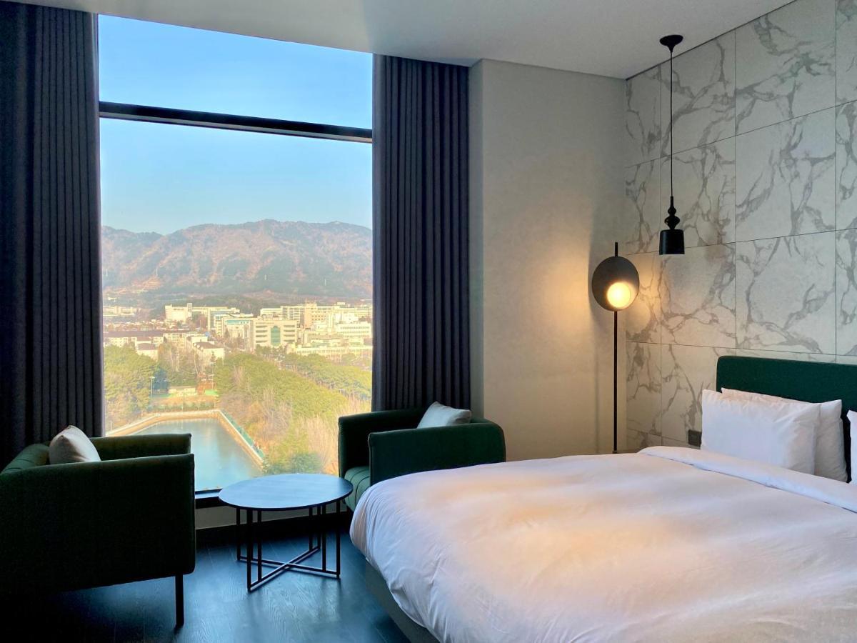 Hotel Avenue Changwon Bagian luar foto