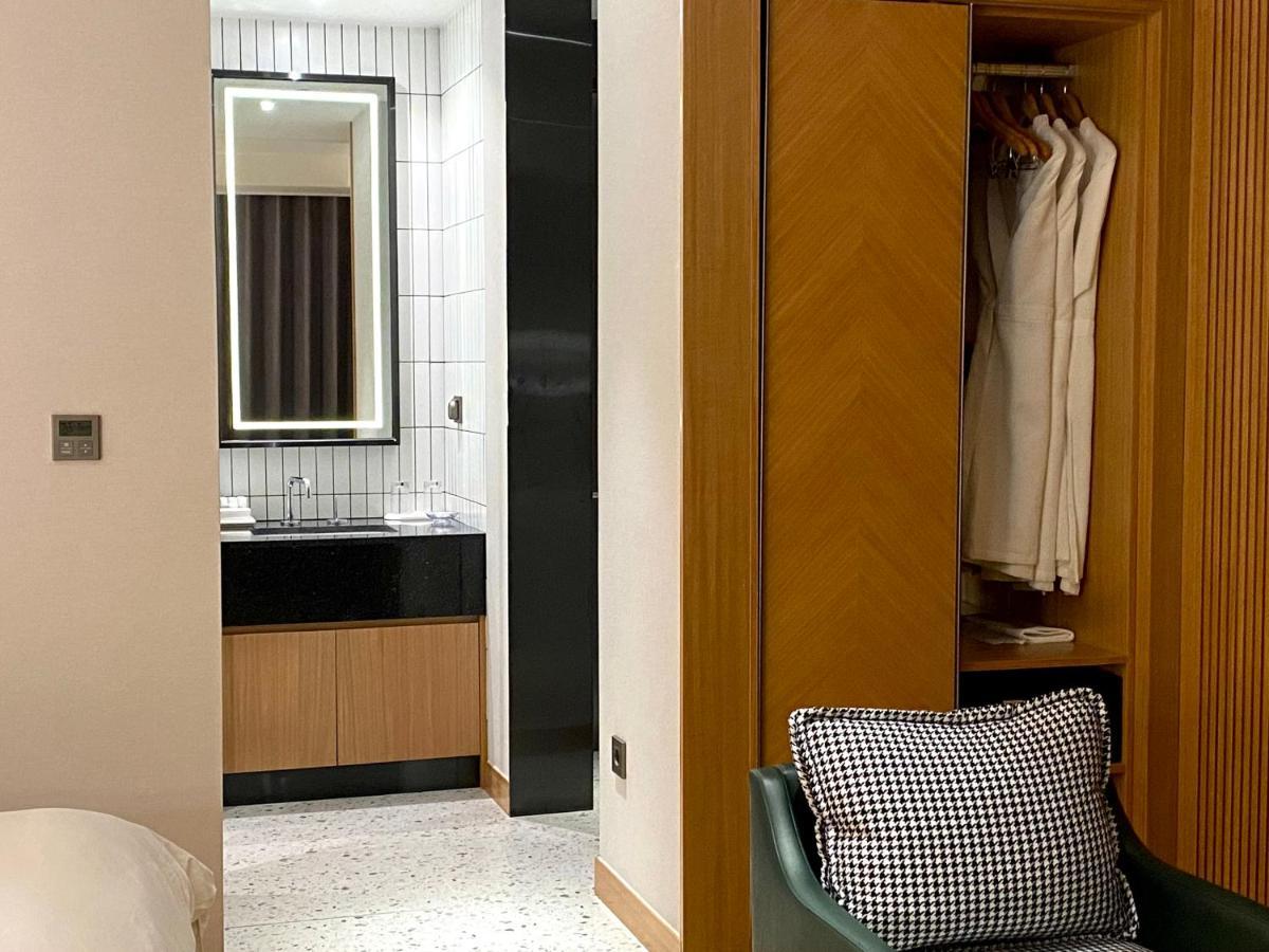 Hotel Avenue Changwon Bagian luar foto