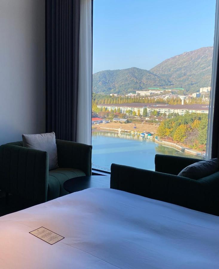 Hotel Avenue Changwon Bagian luar foto