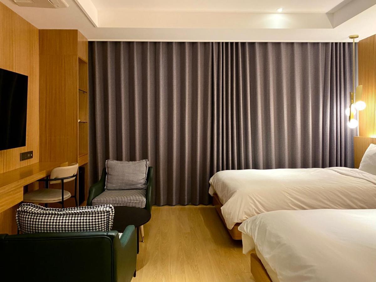Hotel Avenue Changwon Bagian luar foto