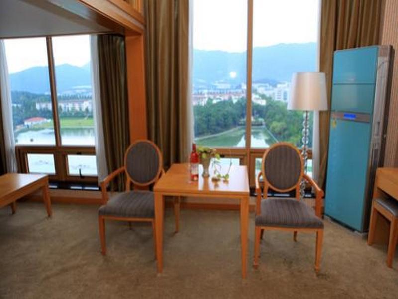 Hotel Avenue Changwon Bagian luar foto