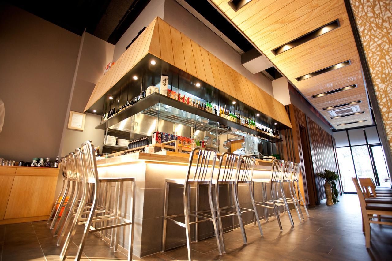 Hotel Avenue Changwon Bagian luar foto