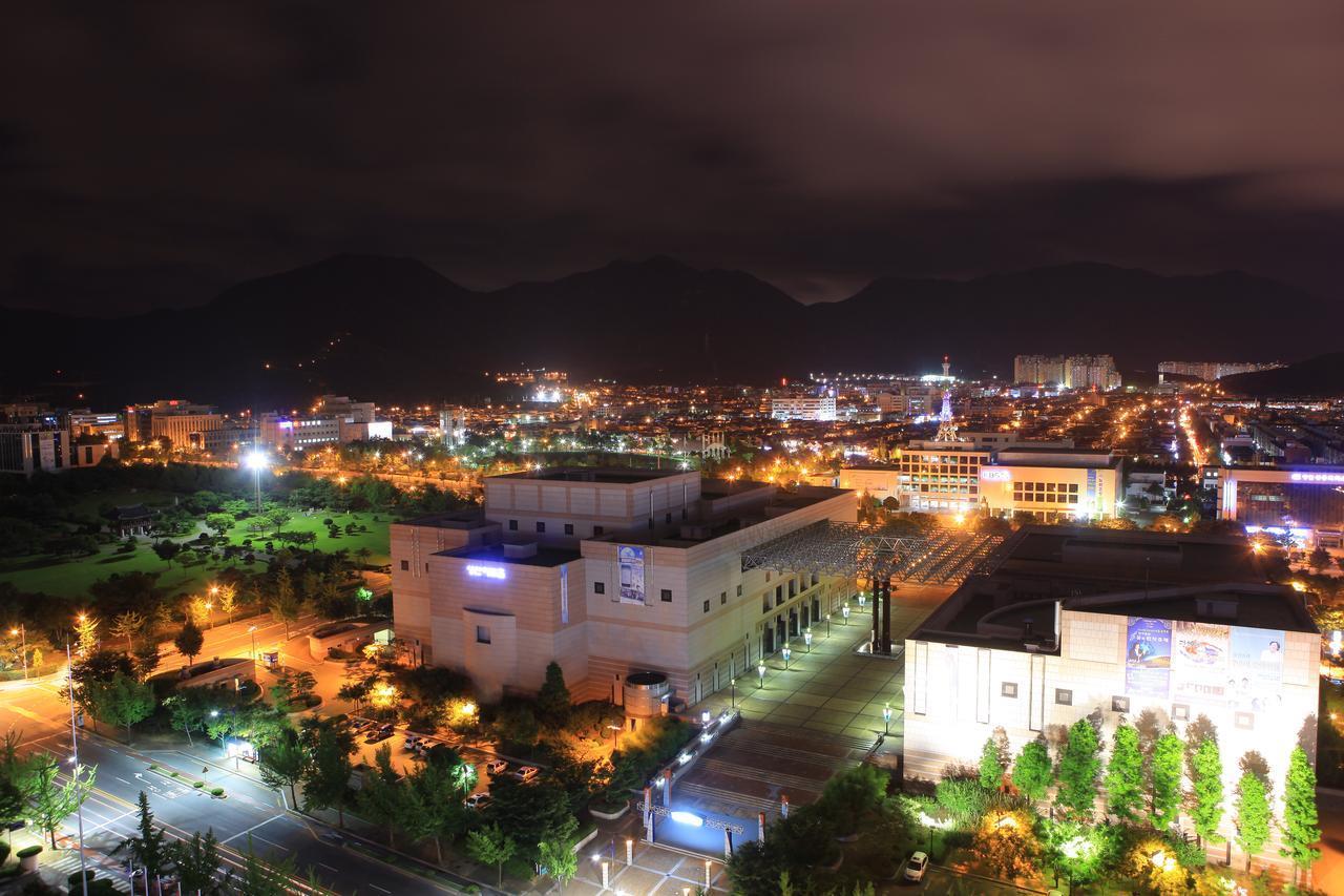 Hotel Avenue Changwon Bagian luar foto