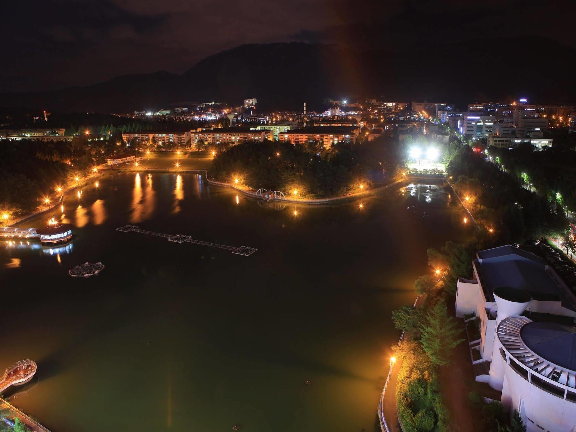 Hotel Avenue Changwon Bagian luar foto