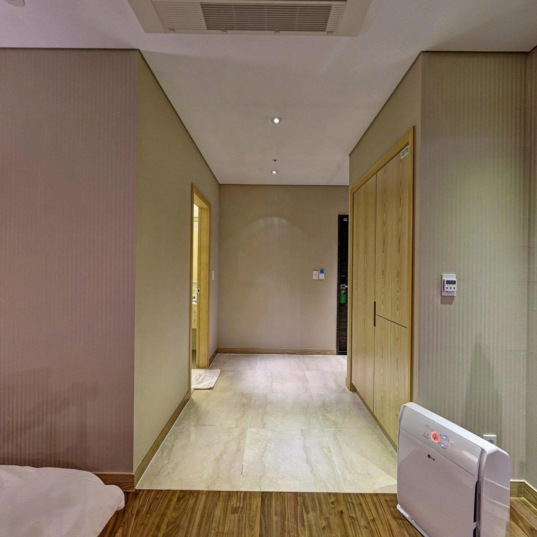 Hotel Avenue Changwon Bagian luar foto