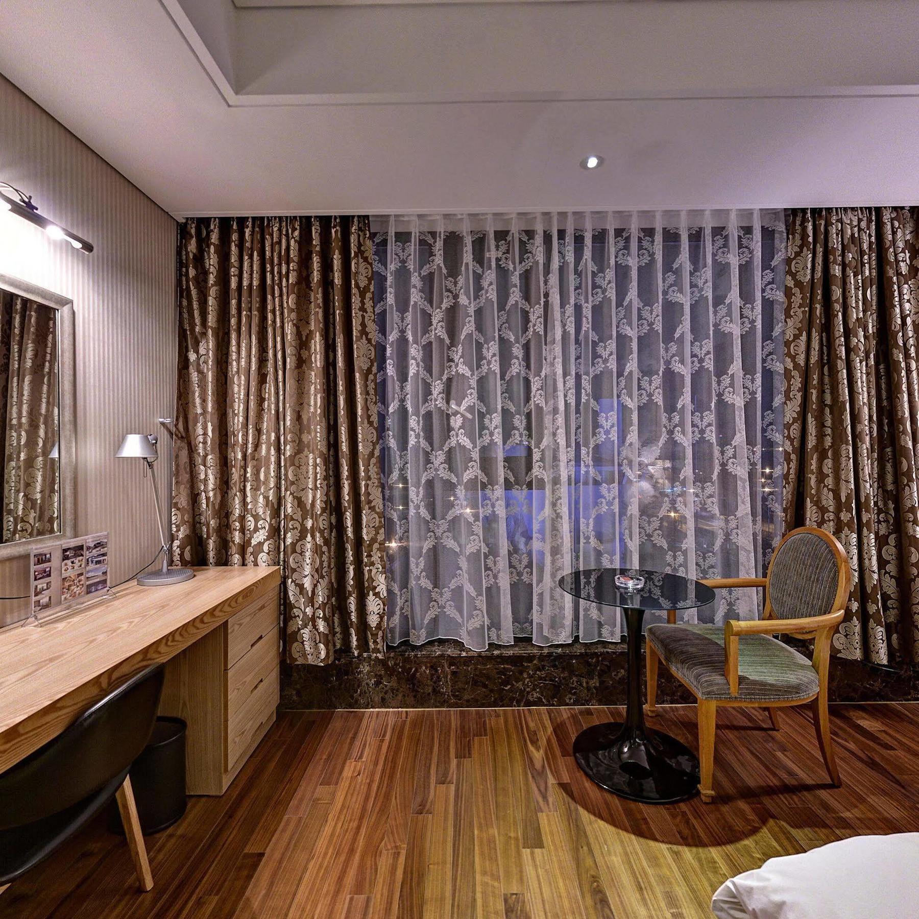 Hotel Avenue Changwon Bagian luar foto