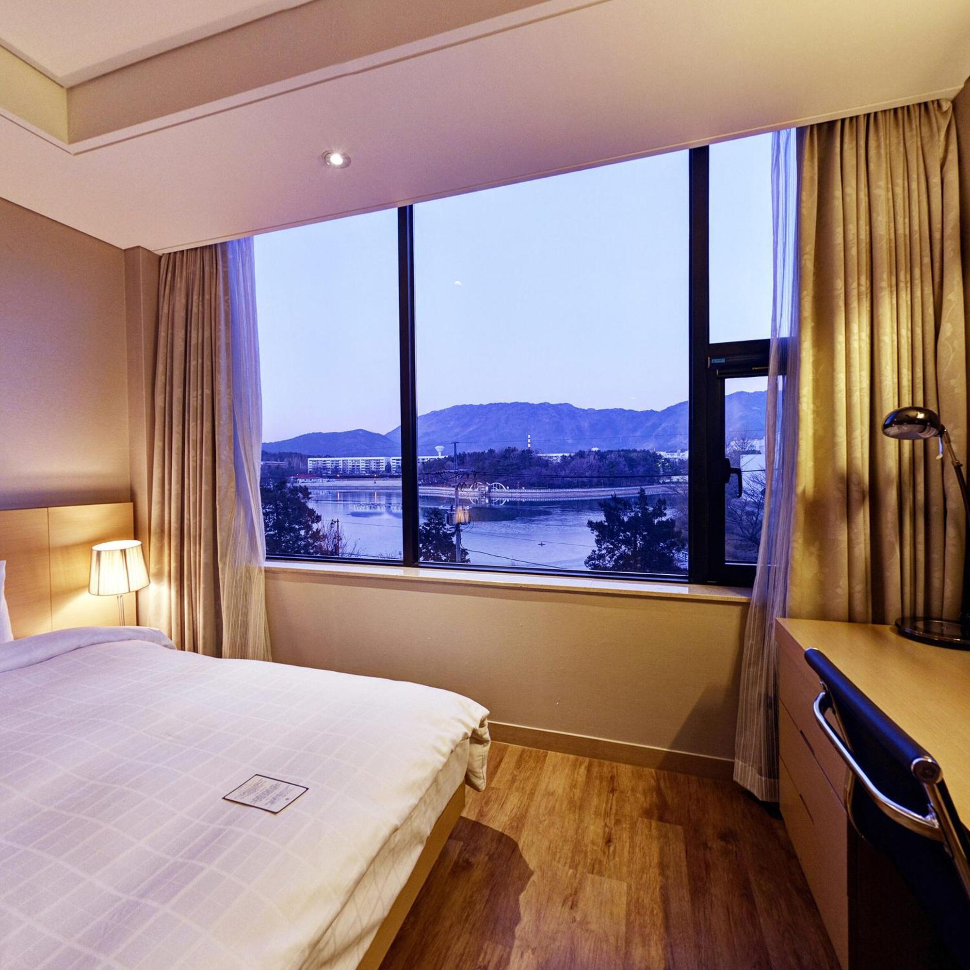 Hotel Avenue Changwon Bagian luar foto