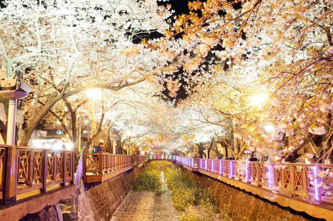 Hotel Avenue Changwon Bagian luar foto