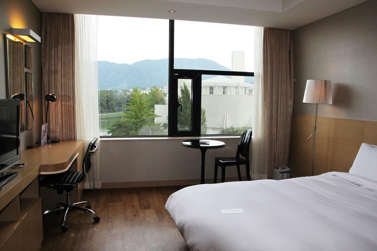 Hotel Avenue Changwon Bagian luar foto